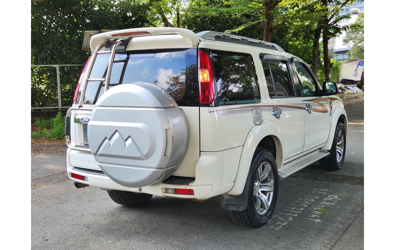 Ford Everest 2011 màu trắng