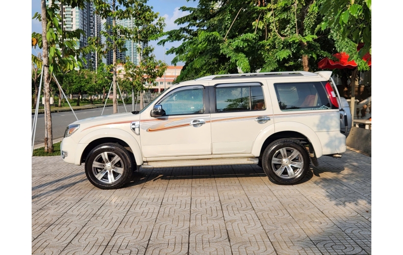 Ford Everest 2011 màu trắng