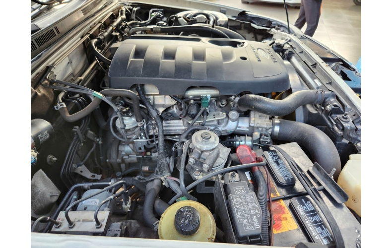 Ford Everest 2011 màu trắng